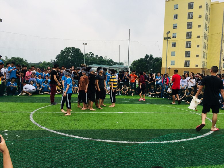 các em sinh viên tham gia trò chơi bịt mắt bắt vịt